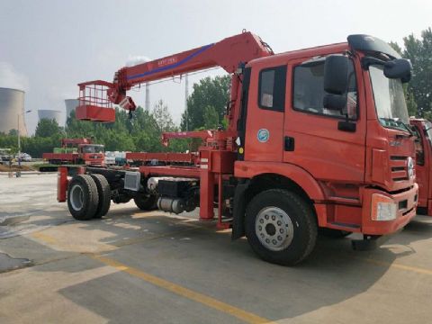 點擊查看詳細信息<br>標題：6.3噸大運隨車吊 閱讀次數：1935